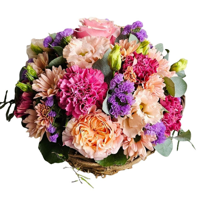 Herbstkörbli mit Chrysanthemen, Rosen, Nelken und Lisianthus in warmen Herbstfarben