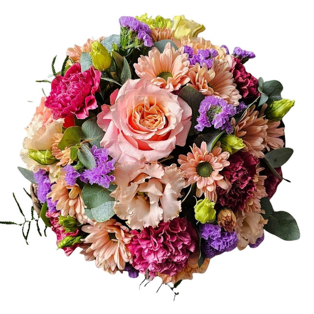 Herbstkörbli mit Chrysanthemen, Rosen, Nelken und Lisianthus in warmen Herbstfarben