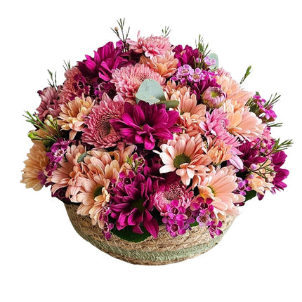 Blumenkorb mit lachsfarbenen und pinken Chrysanthemen