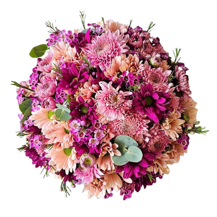 Blumenkorb mit lachsfarbenen und pinken Chrysanthemen
