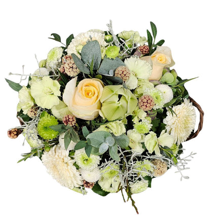 Eleganter Blumenkorb mit saisonalen Blumen in Crème und Grün