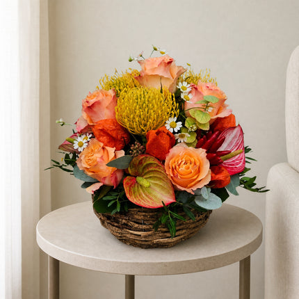 Bunter Blumenkorb mit orangefarbenen Herbstblumen