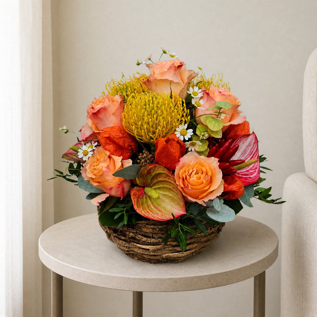 Bunter Blumenkorb mit orangefarbenen Herbstblumen