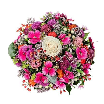 Herbstlicher Blumenkorb mit Rosen, Chrysanthemen und Hagebutten in Pink, Rot und Violett
