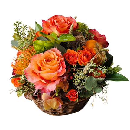 Herbstblumenkorb in Orange und Grün mit Rosen, Anthurien und Zierkürbis