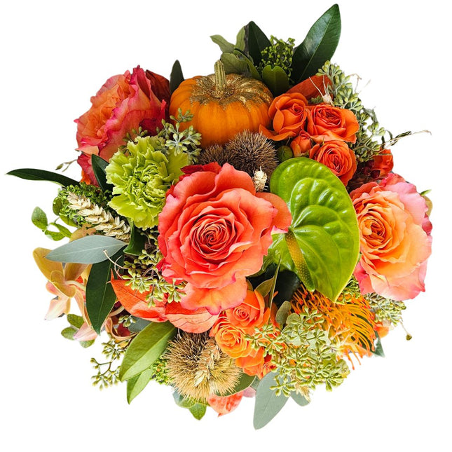 Herbstblumenkorb in Orange und Grün mit Rosen, Anthurien und Zierkürbis