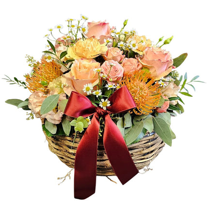 Blumenkorb mit Rosen, Nelken, Nutans und Kamille in Pfirsich und Rosa