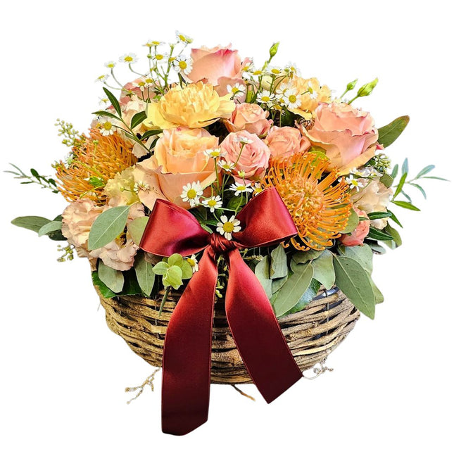 Blumenkorb mit Rosen, Nelken, Nutans und Kamille in Pfirsich und Rosa