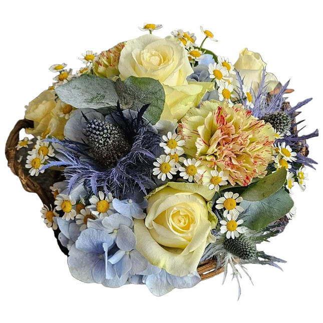 Sommerliches Blumenkörbchen mit frischen Sommerblüten