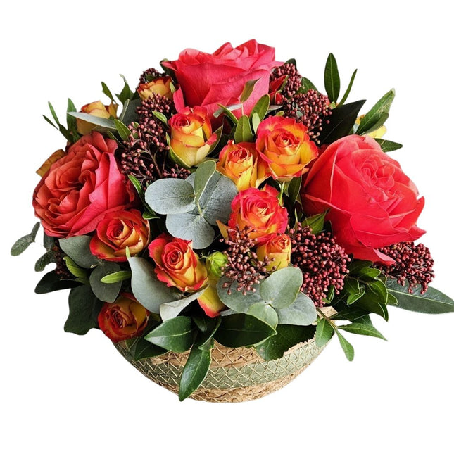 Eleganter Blumenkorb mit Rosen, Skimmia und Eukalyptus