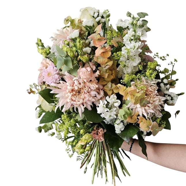 Blumenstrauss mit weissen Chrysanthemen, Eukalyptus und Alchemilla in sanften Pastelltönen