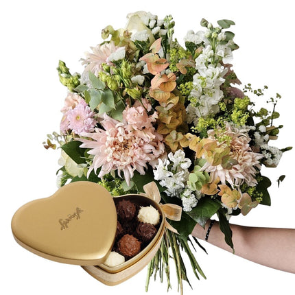 Blumenstrauss mit weissen Chrysanthemen, Eukalyptus und Alchemilla in sanften Pastelltönen