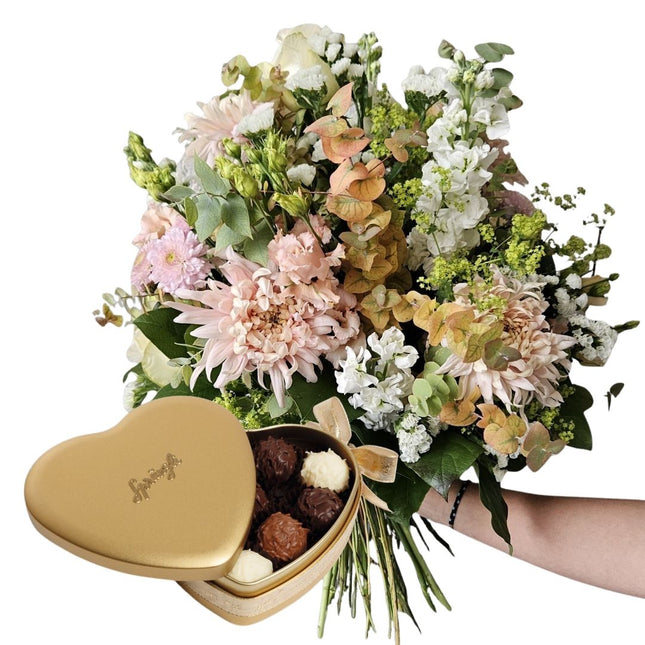Blumenstrauss mit weissen Chrysanthemen, Eukalyptus und Alchemilla in sanften Pastelltönen