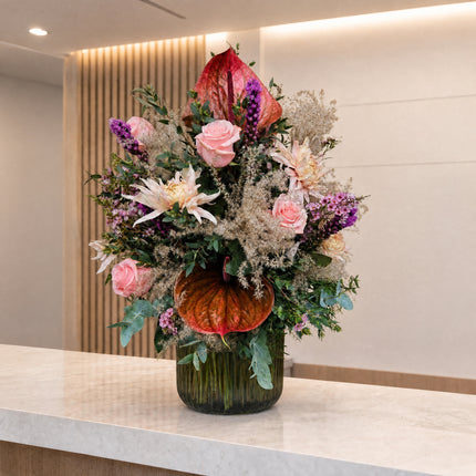 Eleganter Herbststrauss mit rosa Rosen, Anthurien und saisonalen Blüten