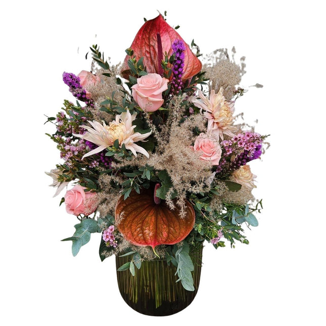 Eleganter Herbststrauss mit rosa Rosen, Anthurien und saisonalen Blüten