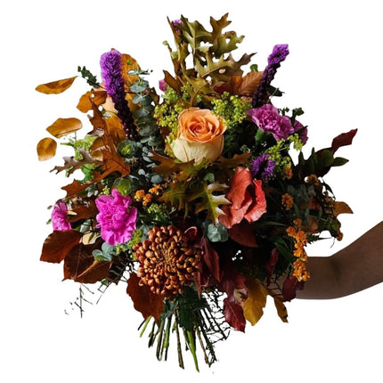 Herbst Winter Blumenstrauss mit Rosen, Nelken, Chrysanthemen und saisonalen Blüten