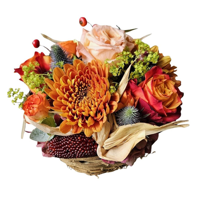 Herbstliches Blumenkörbli mit Chrysanthemen, Rosen und Hagebutten