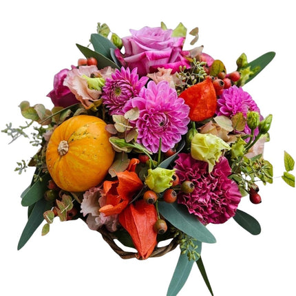 Herbstkörbli mit Zierkürbis und saisonalen Herbstblumen