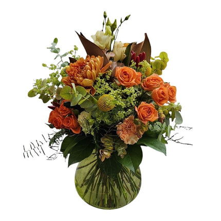 Herbstmorgen Blumenstrauss mit Chrysanthemen und feinen Sprayrosen