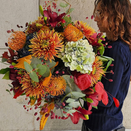Herbststrauss mit Chrysanthemen Hortensie und saisonalen Blumen in Orange Rot und Gelb in Zürich
kaufen