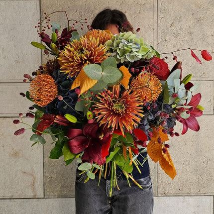 Herbststrauss mit Chrysanthemen Hortensie und saisonalen Blumen in Orange Rot und Gelb in Zürich
online bestellen