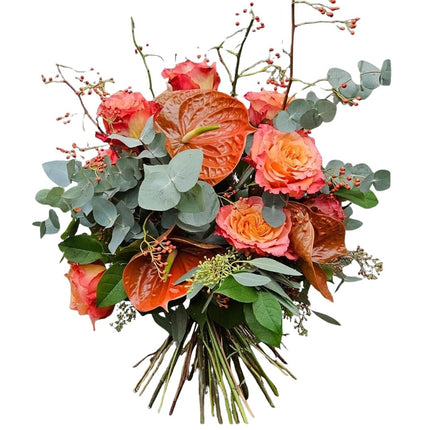 Love Story Blumenstrauss mit orangefarbenen Rosen, Anthurien, Eukalyptus und Hagebutten
