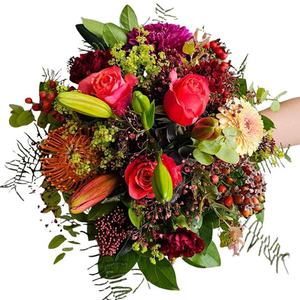 Herbstlicher Blumenstrauss mit Rosen, Beeren, exotischen Blüten und Grün