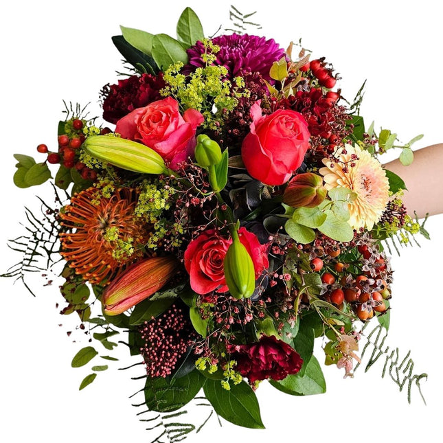 Herbstlicher Blumenstrauss mit Rosen, Beeren, exotischen Blüten und Grün