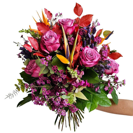 Herbstlicher Blumenstrauss mit pinken Rosen und warmen Herbsttönen