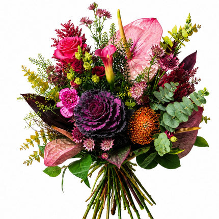 Farbenfroher Blumenstrauss mit pinken Rosen, rosa Anthurien, violettem Zierkohl, orangefarbener Protea und Eukalyptus von Blumen Krämer Zürich
