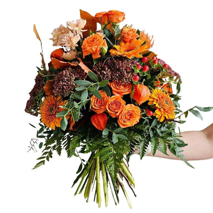 Leuchtender Herbststrauss in Orange mit Chrysanthemen, Rosen und Hagebutten