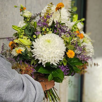 Herbststrauss mit grossen weissen Chrysanthemen, eleganten Lilien und saisonalem Beiwerk Zürich