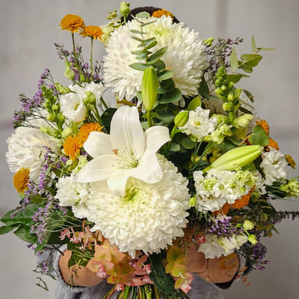 Herbststrauss mit grossen weissen Chrysanthemen, eleganten Lilien und saisonalem Beiwerk 