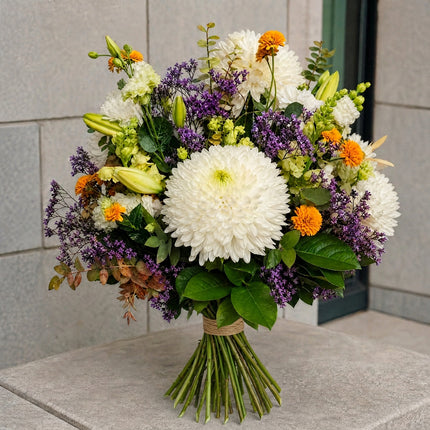 Herbststrauss mit grossen weissen Chrysanthemen, eleganten Lilien und saisonalem Beiwerk heute liefern lassen