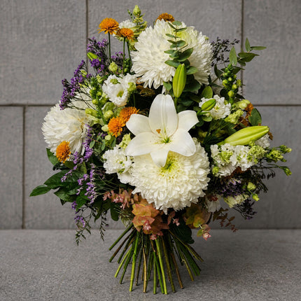 Herbststrauss mit grossen weissen Chrysanthemen, eleganten Lilien und saisonalem Beiwerk heute liefern lassen