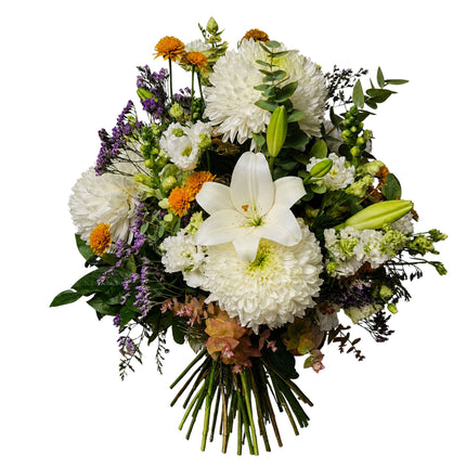 Herbststrauss mit grossen weissen Chrysanthemen, eleganten Lilien und saisonalem Beiwerk