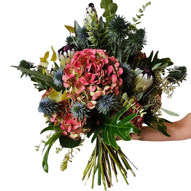 Winter Paradise Blumenstrauss mit Hortensien, Disteln, Protea und frischem Blattgrün
