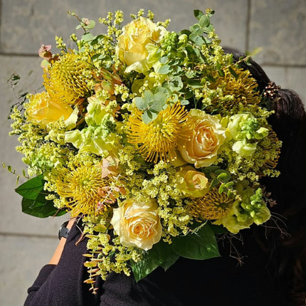 Herbststrauss mit gelben Nutans, Apricot Rosen, Löwenmäulchen, Eukalyptus und feinen gelben Blüten Zürich