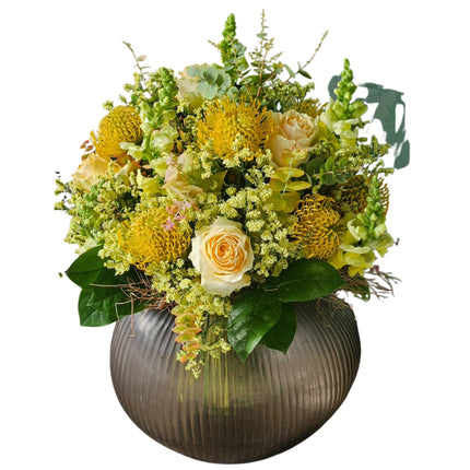 Herbststrauss mit gelben Nutans, Apricot Rosen, Löwenmäulchen, Eukalyptus und feinen gelben Blüten Zürich