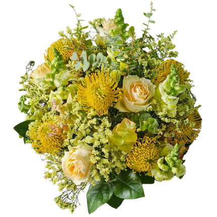 Herbststrauss mit gelben Nutans, Apricot Rosen, Löwenmäulchen, Eukalyptus und feinen gelben Blüten