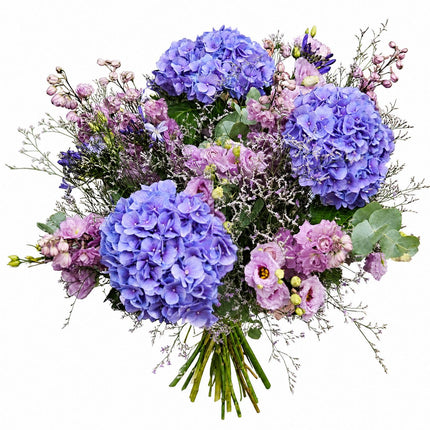 Lila Blumenstrauss mit violetten Hortensien, rosa Rittersporn, Lisianthus und Eukalyptus