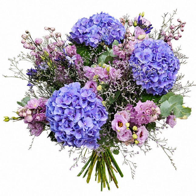 Lila Blumenstrauss mit violetten Hortensien, rosa Rittersporn, Lisianthus und Eukalyptus
