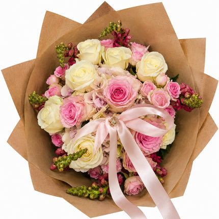 Romantischer Blumenstrauss mit rosa und cremefarbenen Rosen und Schleife