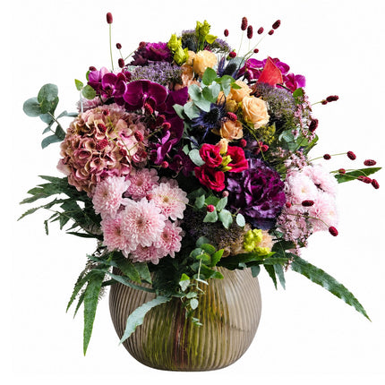 Ausdrucksstarker Blumenstrauss in Pink, Violett, Rosa und Creme mit exotischen Orchideen, Chrysanthemen und silbrig-grünem Eukalyptus.