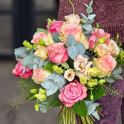 Eleganter rosa Blumenstrauss mit Rosen und Lisianthus als Geschenk zum Geburtstag, Jahrestag oder als Dankeschön
