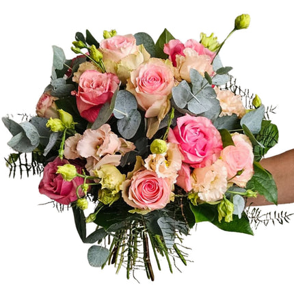 Romantisches Blumenbouquet mit rosa Rosen, zarten cremefarbenen Blüten und dekorativem Eukalyptus