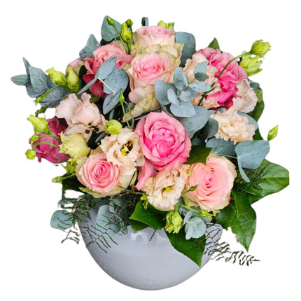 Blumenstrauss mit rosa und pinken Rosen, cremefarbenem Lisianthus und silbrig-grünem Eukalyptus in einer grauen Vase
