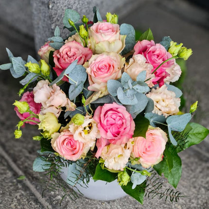 Blumenstrauss mit rosa und pinken Rosen, cremefarbenem Lisianthus und silbrig-grünem Eukalyptus 