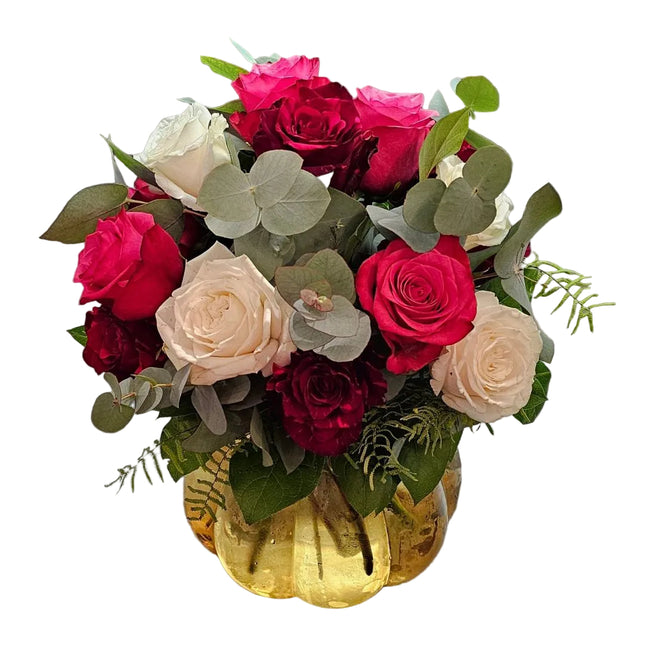 Rosenstrauss mit Eukalyptus in harmonischen Farben