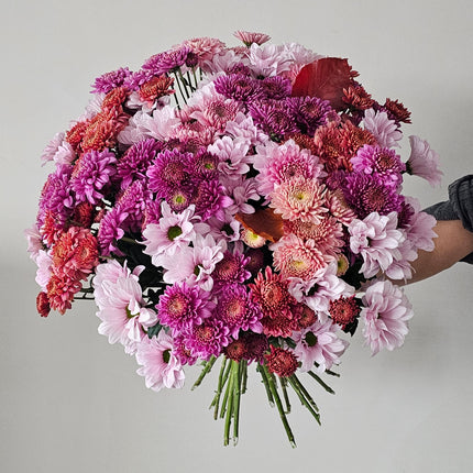 Farbenfroher Chrysanthemenstrauss in Rosa, Violett und Beerentönen als saisonales Blumengeschenk aus Zürich